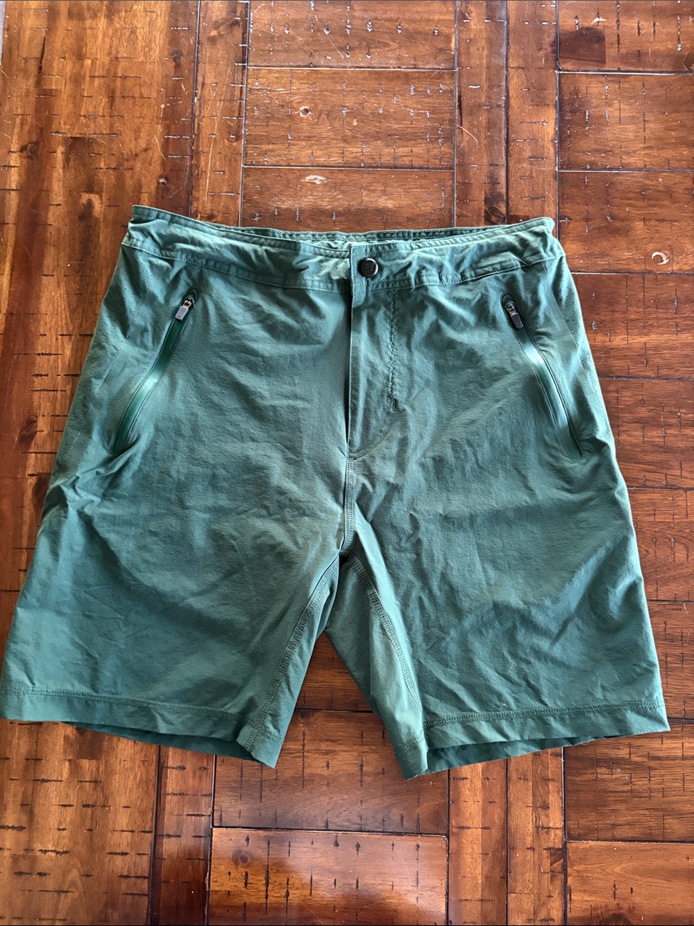 Mack Weldon Forest Green Hybrid Shorts with Zip Pockets - Medium